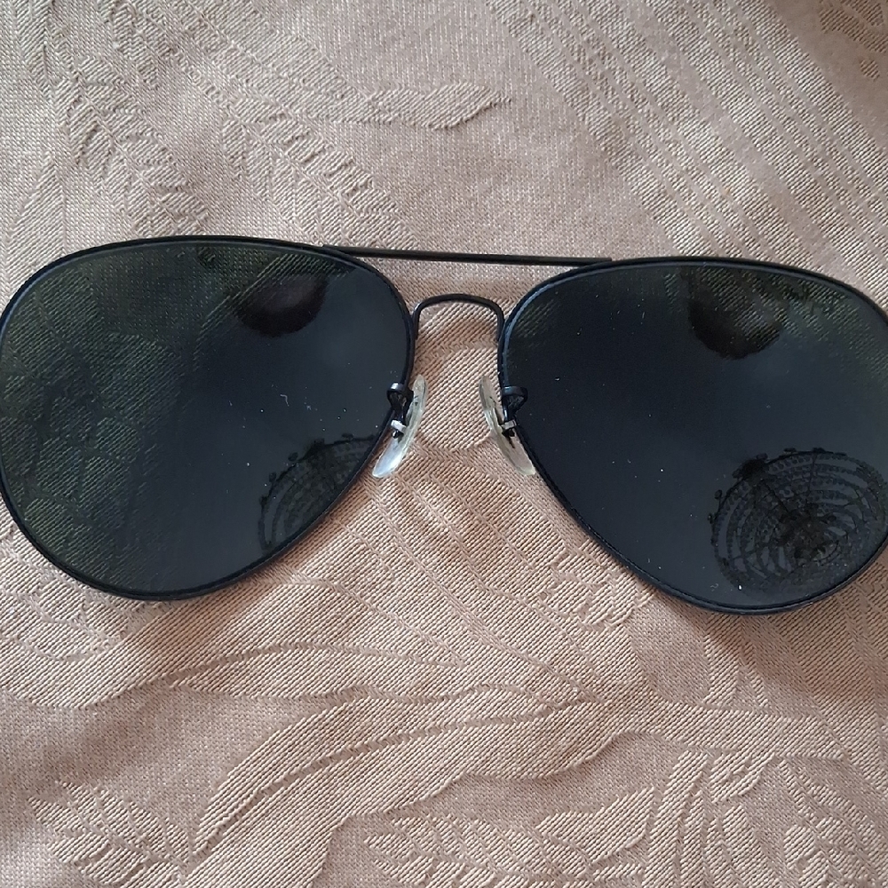 Vintage Ray-Ban Aviator Sunglasses - Black Frame with Dark Lenses - Picture 4 of 10